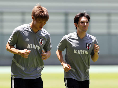 並んでランニングする畠中（左）と中島（撮影・河野匠）　