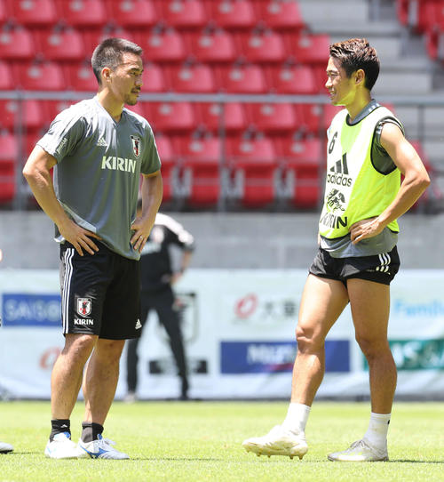練習中、談笑する岡崎（左）と香川（撮影・河野匠）　