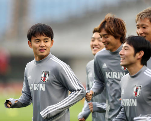 中島（右）らと笑顔でランニングする久保（左）（撮影・狩俣裕三）