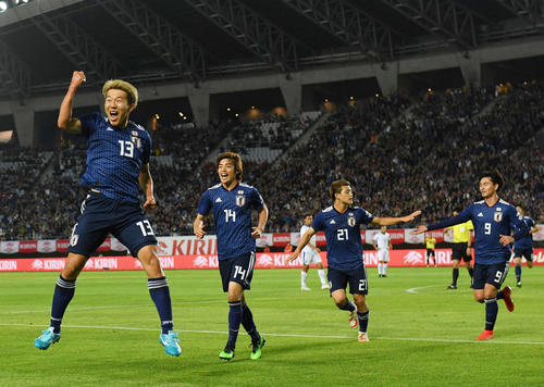日本対エルサルバドル　前半、令和1号となるゴールを決めて喜ぶ永井（左）と日本イレブン（撮影・横山健太）