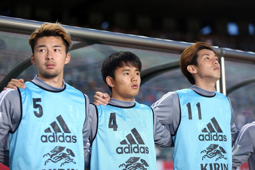 日本対エルサルバドル　試合前、ベンチ前で国歌斉唱をする、左から中山、久保、大迫勇（撮影・狩俣裕三）