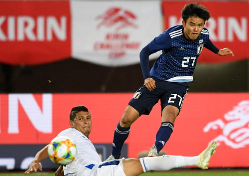 日本対エルサルバドル　後半、シュートを放つ久保（撮影・横山健太）