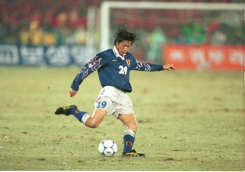 98年4月、韓国との親善試合に出場するDF市川大祐