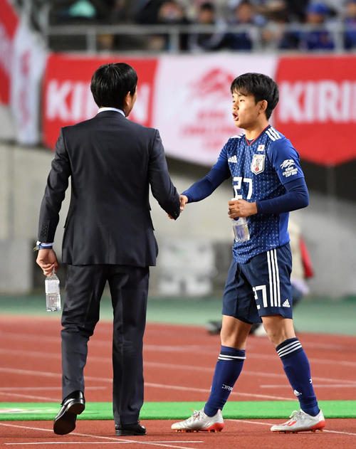 日本対エルサルバドル　前半、握手を交わし出場するMF久保（撮影・横山健太）