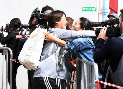なでしこジャパンの練習場を訪れた澤さん（右）は駆け寄ってきた熊谷を抱きしめる（撮影・山崎安昭）