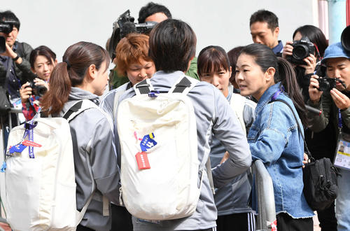 なでしこジャパンの練習場を訪れて選手を激励する澤さん（右）（撮影・山崎安昭）