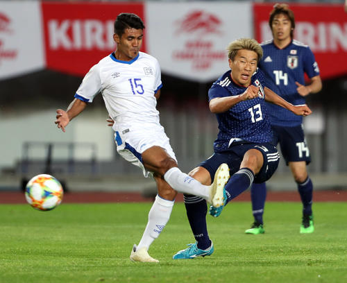 日本対エルサルバドル　前半、日本代表「令和1号」のゴールを決める永井（右）（撮影・狩俣裕三）