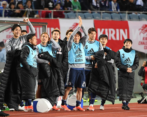 日本対エルサルバドル　前半、永井の先制ゴールに仲間と一緒にベンチを出て祝福する久保（右から2人目）（撮影・横山健太）