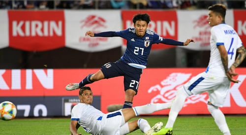 日本対エルサルバドル　後半、シュートを放つ久保（撮影・横山健太）