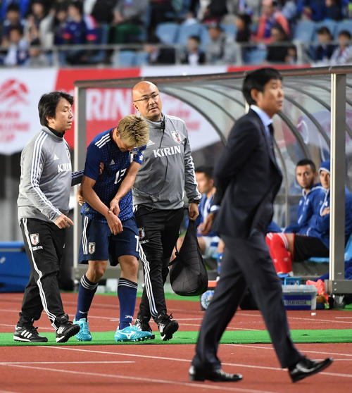 日本対エルサルバドル　後半、負傷交代する永井（左から2人目）（撮影・横山健太）