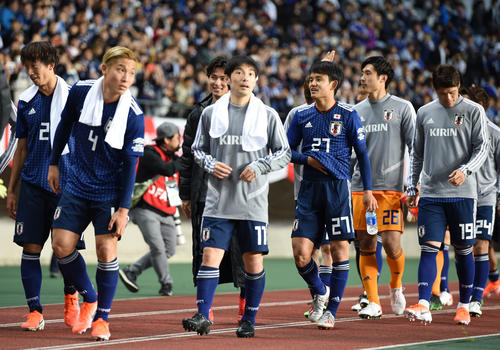 日本対エルサルバドル　試合を終え笑顔でピッチを1周するMF久保（右から3人目）ら日本代表の選手たち（撮影・横山健太）