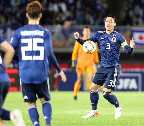 日本対エルサルバドル　後半、トラップし、ボールをキープする昌子（撮影・狩俣裕三）