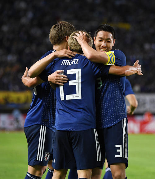 日本対エルサルバドル　前半、FW永井（手前）がゴールを決め笑顔を見せるDF昌子（右）（撮影・横山健太）