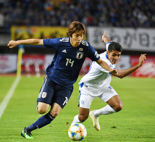 日本対エルサルバドル　前半、ドリブルするMF伊東（撮影・横山健太）