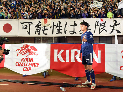 日本対エルサドバドル　「可能性は無限大」の大段幕前でポーズを決める日本MF久保（撮影・たえ見朱実）