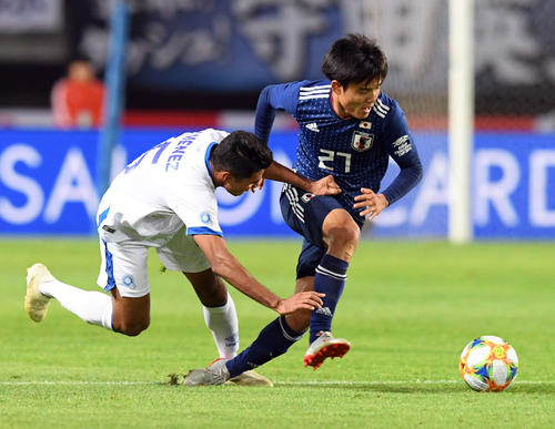 日本対エルサドバドル　後半、相手からボールを奪う日本MF久保（撮影・たえ見朱実）