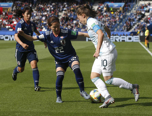 バニーニと競り合う清水（ＡＰ）
