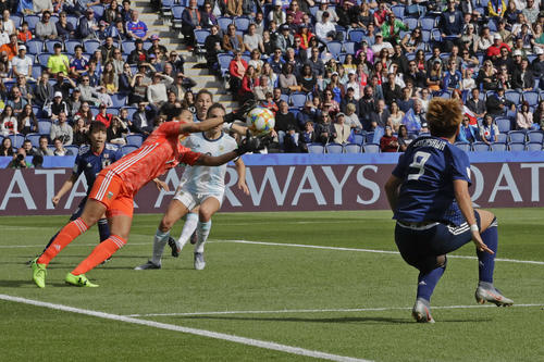 横山はシュートを放つもＧＫの正面（ＡＰ）