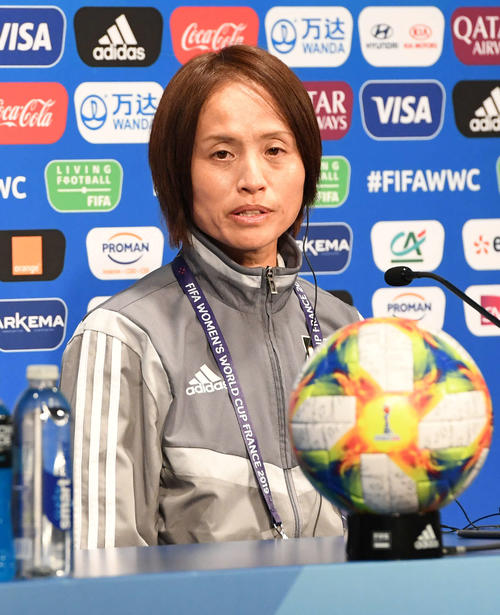 なでしこジャパンの公式会見で質問に答える高倉監督（撮影・山崎安昭）