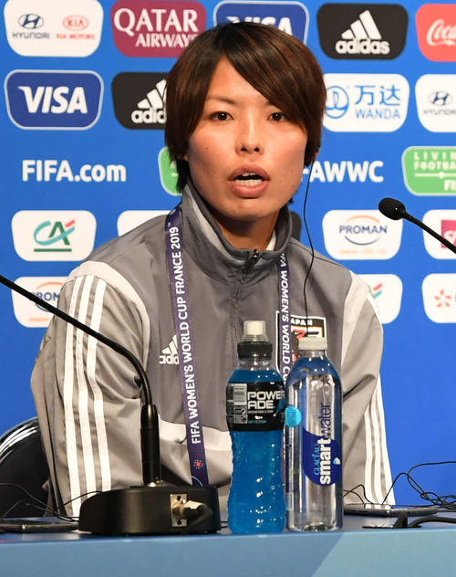 なでしこジャパンの公式会見で質問に答える熊谷（撮影・山崎安昭）