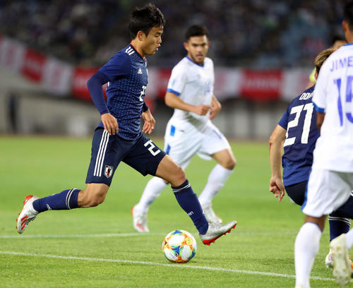 日本対エルサルバドル　後半、ドリブルで攻め込む久保（撮影・狩俣裕三）