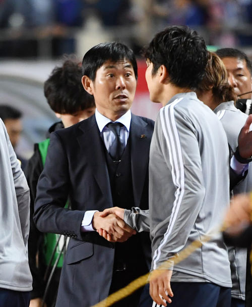 日本対エルサルバドル　試合に勝利し、選手たちと握手を交わす森保監督（撮影・横山健太）