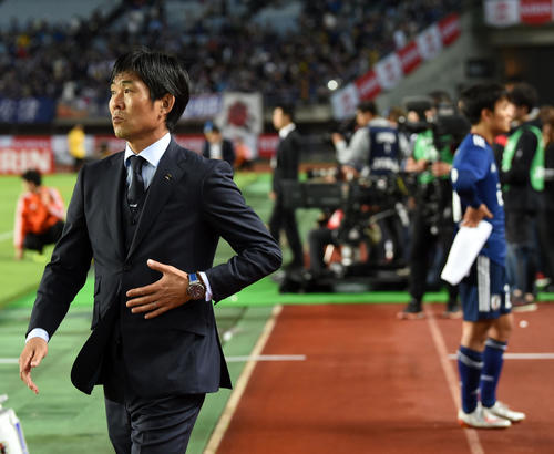 日本対エルサルバドル　試合を終え、ピッチを後にする森保監督。右は久保（撮影・横山健太）