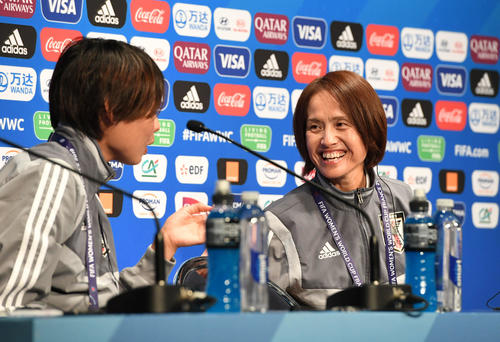 なでしこジャパンの公式会見を前に談笑する高倉監督（右）と熊谷（撮影・山崎安昭）