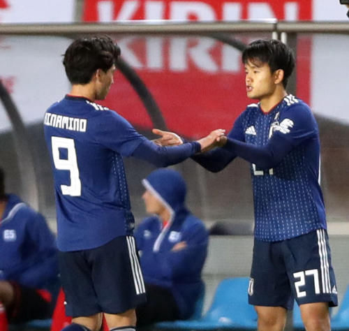 日本対エルサルバドル　後半、南野（左）と交代してピッチに入る久保（撮影・狩俣裕三）
