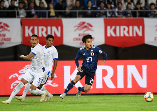日本対エルサルバドル　後半、DF2人を抜き去る久保（撮影・横山健太）