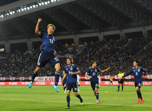 日本対エルサルバドル　前半、ゴールを決めて喜ぶ永井（左）と日本イレブン（撮影・横山健太）
