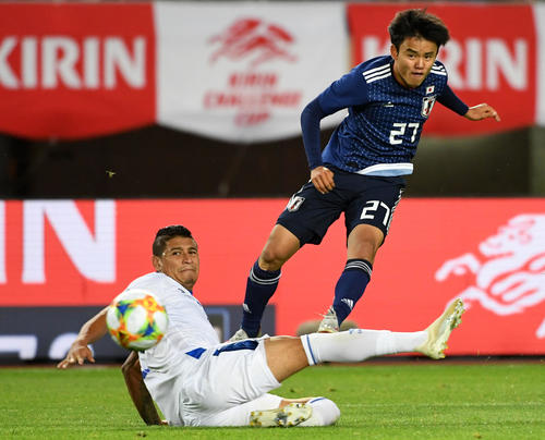 日本対エルサルバドル　後半、シュートを放つ久保（撮影・横山健太）