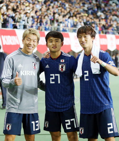 日本対エルサルバドル　試合後、記念撮影をする、左から永井、久保、室屋（撮影・狩俣裕三）