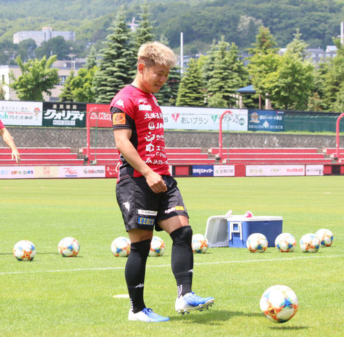 ボール回しに参加する札幌FW菅（撮影・保坂果那）