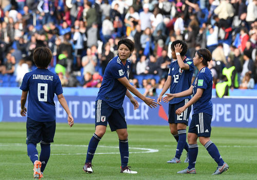 日本対アルゼンチン　スコアレスドローに終わり、選手に声をかける熊谷（左から2人目）（撮影・山崎安昭）