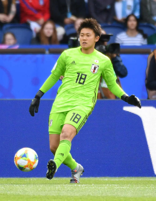 日本対アルゼンチン　前半、ボールを蹴り出すGK山下（撮影・山崎安昭）