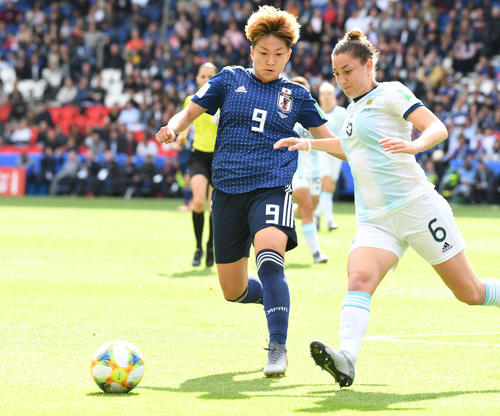日本対アルゼンチン　前半、ルースボールに駆け寄る菅沢（撮影・山崎安昭）