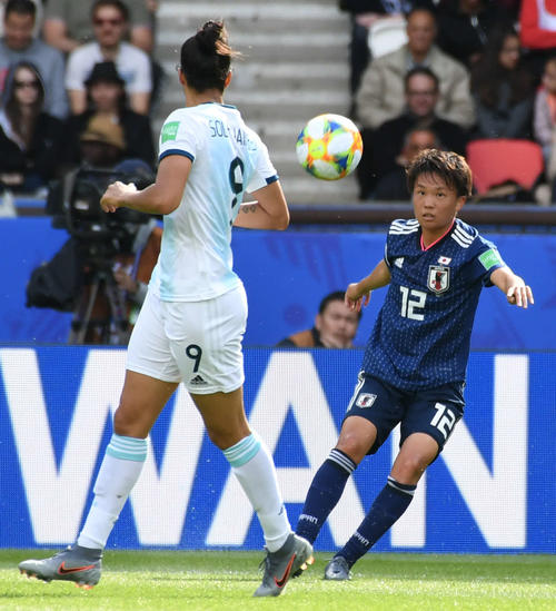 日本対アルゼンチン　前半、パスを出す南（撮影・山崎安昭）