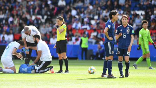 日本対アルゼンチン　前半、相手選手の治療中に言葉をかわす熊谷（右から3人目）と杉田（撮影・山崎安昭）