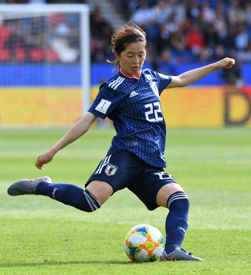 日本対アルゼンチン　前半、クロスを入れる清水（撮影・山崎安昭）
