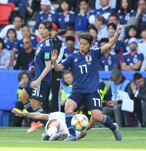 日本対アルゼンチン　前半、ルーズボールに詰める三浦。左は鮫島（撮影・山崎安昭）