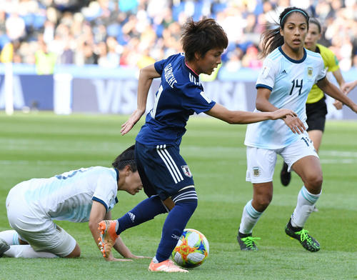 日本対アルゼンチン　後半、ドリブルで切り込む岩渕（撮影・山崎安昭）