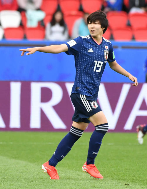 日本対アルゼンチン　後半、途中出場した遠藤はチームメートに指示を出しながらポジションへ向かう（撮影・山崎安昭）