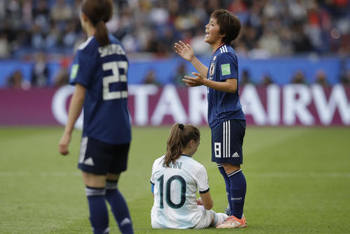 悔しい表情を見せる岩渕（ＡＰ）