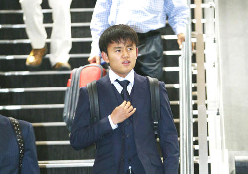緊張した面持ちで搭乗機へ向かう久保（撮影・中島郁夫）