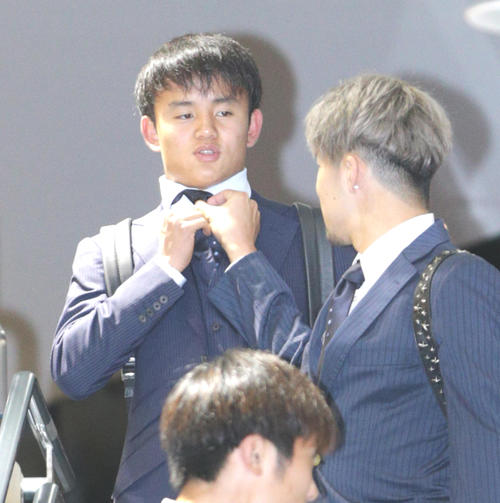 中山（右）にネクタイを直してもらう久保（撮影・中島郁夫）
