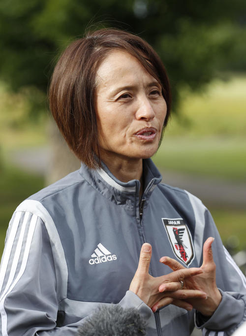 レンヌ入りし、記者の質問に答える高倉監督（共同）