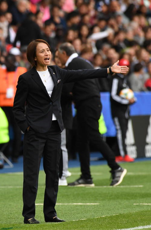 10日のアルゼンチン戦で、大声で指示を出すなでしこジャパンの高倉監督（撮影・山崎安昭）