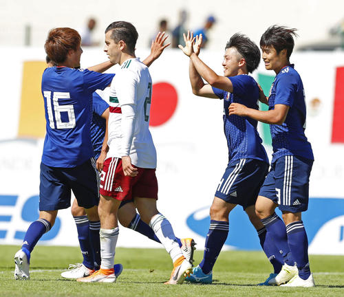 後半、同点ゴール決め、タッチを交わし喜ぶ相馬（共同）