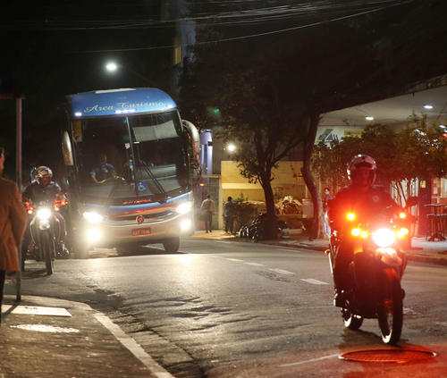 日本代表を乗せたバスは警察のバイクに先導されて宿舎に向かう（撮影・河野匠）